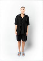 قميص واسع وبأكمام قصيرة للجنسين اسود