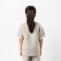 تي شيرت رمادي كبير للأطفال برقبة دائرية وشعار مطبو...