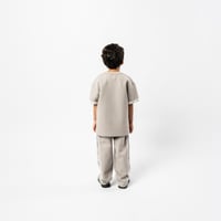 تي شيرت رمادي كبير للأطفال برقبة دائرية وشعار مطبو...