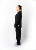 قميص نسائي بأزرار مع أربطة مطاطية عند الرسغين اسود