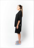 قميص واسع وبأكمام قصيرة للجنسين اسود