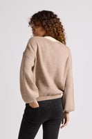 بلوفر بقصة واسعة ورقبة V للنساء بيج