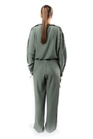 طقم نسائي من بلوزة بأكمام طويلة وبنطلون واسع مخصر...