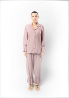 قميص نسائي بأزرار مع أربطة مطاطية عند الرسغين وردي