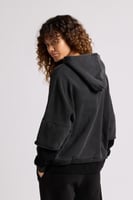 هودي بقصة واسعة Acid Wash وأكمام من لون مختلف للجن...