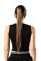 توب نسائي اسود بدون أكمام مع خط رقبة دائري وشعار م...