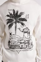 بلوفر بطباعة ورقبة عالية للجنسين أبيض