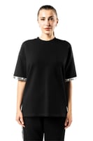 تي شيرت اسود كبير للجنسين مع أكتاف منسدلة وشعار مط...