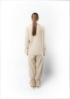 قميص نسائي بأزرار مع أربطة مطاطية عند الرسغين بيج