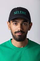 كاب أواي أسود بشعار أخضر