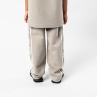 بنطلون رمادي بقصة مستقيمة للأطفال مع حزام خصر وأرب...