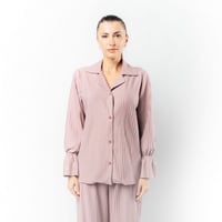 قميص نسائي بأزرار مع أربطة مطاطية عند الرسغين وردي