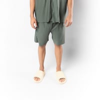 شورت يناسب الجنسين واسع كاكي