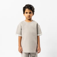 تي شيرت رمادي كبير للأطفال برقبة دائرية وشعار مطبو...