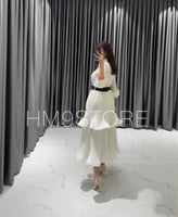 فستان أبيض بحزام أسود