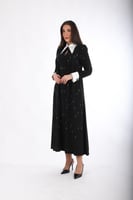 فستان أسود مزين بكرستال وياقة بيضاء