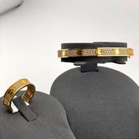 اسوارة مع خاتم تصميم عالمي بزاركون نقي عيار 18