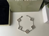 اسوارة فان كليف ابيض فضي