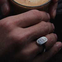 خاتم ملكي رجالي شكل عمودي تصميم حسب الطلب