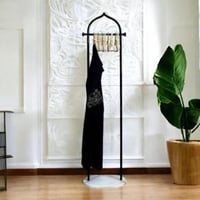 علاق ملابس بقاعدة بديل رخام بارتفاع 170 سم