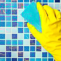 منظف أرضيات للبورسلان يزيل الترسبات الجبسية والأسم...