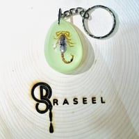 ميدالية عقرب مضيئه