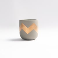 مركن إسمنتي مخطط بالذهبي