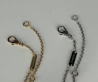 سلسال الوردة الوسط بحجر صدفي وبخيار ذهب أصفر أو أب...