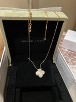 سلسال الوردة الوسط بحجر صدفي وبخيار ذهب أصفر أو أب...