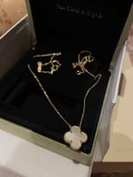 سلسال الوردة الوسط بحجر صدفي وبخيار ذهب أصفر أو أب...