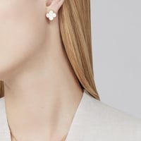 حلق فنتج الامبرا الوسط بخيارات الحجر ولون الذهب