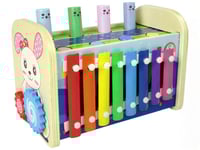 لعبة المطرقة مع بيانو خشبي