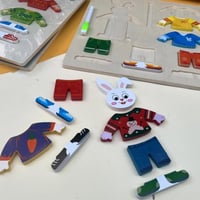 لعبة تبديل الملابس للشخصيات الخشبية