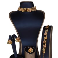 مخنق ملكي متناغم بالإحجار