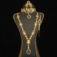 طقم مزين بسبائك مع المخنق