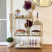 عربة ضيافة (ترولي) ذهبية 3 أدوار زجاج بتصميم متدرج