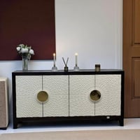 بوفيه كونسول بني غامق وأبواب عاجية بنقش هندسي إشعا...