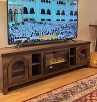 طاولة تلفزيون مع مدفأة ديكور كهربائية وخزائن زجاجي...