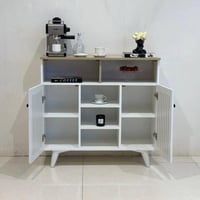 ركن قهوة وبوفيه أبيض عصري بسطح خشبي وأرفف تخزين مت...