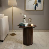 طاولة جانبية خشبية بتصميم "الغيمة" ولون جوزي غامق