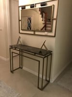 طاولة مدخل كونسول بسطح رخام طبيعي وإطار معدني أسود