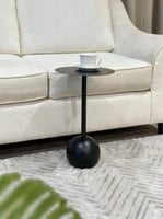 طاولة جانبية (مارتيني) معدنية سوداء بقاعدة كروية