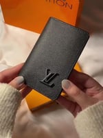 بوك لويس فيتون لون اسود لاصدار الجديد
