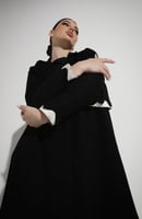 عباية كريب أسود بتفاصيل بيضاء