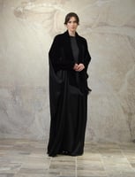 عباية بشت – مخمل حريري أسود مع حرير ياباني