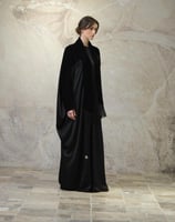 عباية بشت – مخمل حريري أسود مع حرير ياباني