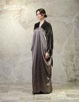 عباية بشت – مخمل فرنسي رمادي مع حرير ياباني