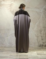 عباية بشت – مخمل فرنسي رمادي مع حرير ياباني