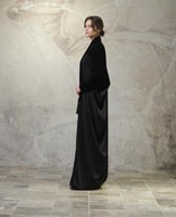 عباية بشت – مخمل حريري أسود مع حرير ياباني