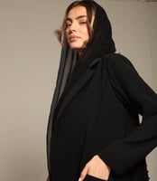 عباية سوداء مزينه باللؤلؤ